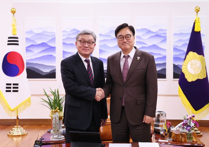 [서울=뉴시스]우원식 국회의장은 3일 신형식 신임 주교황청 대사를 만나 "교황님의 서울 방문, 나아가 방북까지 이어진다면 한반도 평화에 중대한 전환점이 될 것"이라고 했다. 사진은 우 의장과 신 대사(사진=국회의장실 제공)2025.11.03. photo@newsis.com *재판매 및 DB 금지