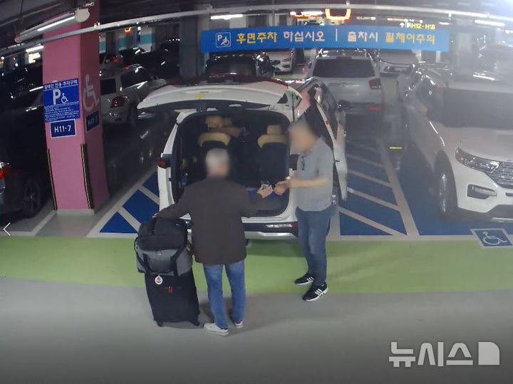 [인천=뉴시스] 인천국제공항 일대에서 불법 유상운송 중인 모습. (사진=인천경찰청 제공) 2025.11.03. photo@newsis.com