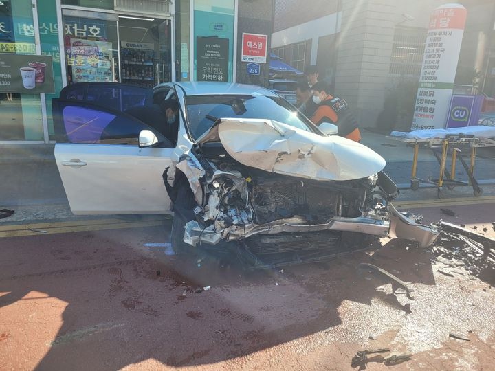 [완주=뉴시스] 전북 완주 소양면 소양우체국 앞에서 발생한 추돌사고 차량. (사진=전북특별자치도소방본부 제공) 2025.11.03. photo@newsis.com *재판매 및 DB 금지