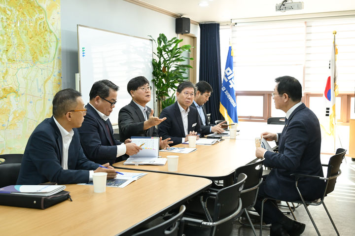 [거제=뉴시스] 신정철 기자= 변광용 경남 거제시장(사진, 왼쪽 가운데)은 내년도 정부예산안 반영을 위한 국비 확보 활동에 총력전을 펼치고 있다.사진은 3일, 민홍철 국회의원 김해 사무실을 방문해 ▲남부내륙철도 조기개통 및 착공식 거제 개최 ▲거제~통영 고속도로 건설(고속국도 35호선) 등을 건의하며, 남부권 광역 교통망 확충과 균형발전의 중요성을 강조하고 있는 모습.(사진=거제시 제공).2025.11.03. photo@newsis.com *재판매 및 DB 금지