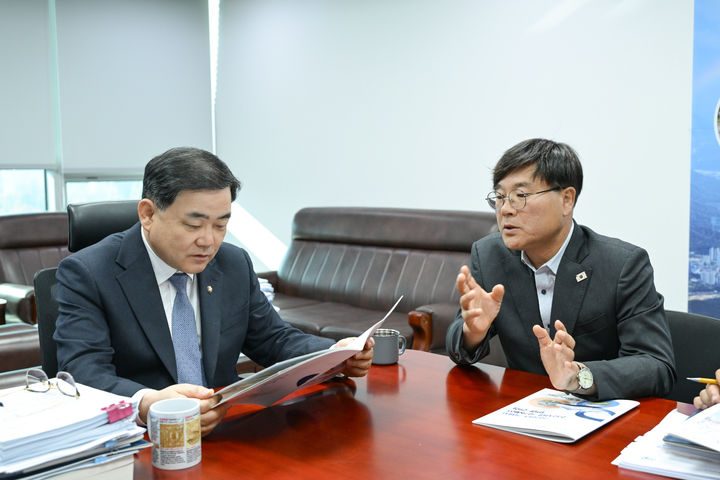 [거제=뉴시스] 신정철 기자= 변광용 경남 거제시장(사진, 오른똑)은 내년도 정부예산안 반영을 위한 국비 확보 활동에 총력전을 펼치고 있다.사진은 3일, 국회에서 허성무 예결위원을 만나 지역 현안사업의 정부예산 반영 필요성을 건의하고 있다.(사진=거제시 제공).2025.11.03. photo@newsis.com *재판매 및 DB 금지