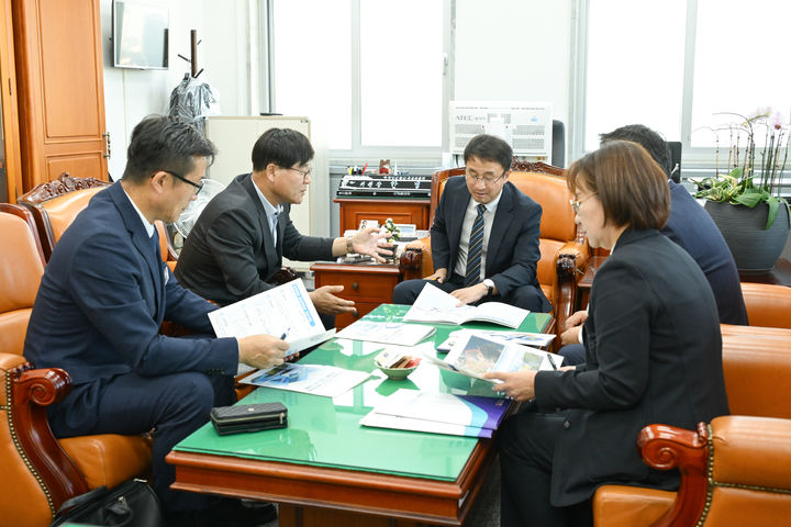 [거제=뉴시스] 신정철 기자= 변광용 경남 거제시장(사진, 왼쪽 두번째)은 내년도 정부예산안 반영을 위한 국비 확보 활동에 총력전을 펼치고 있다. 사진은 3일, 한병도 국회 예결위원장을 만나 지역 현안사업의 정부예산 반영 필요성을 건의하고 있다.(사진=거제시 제공).2025.11.03. photo@newsis.com *재판매 및 DB 금지