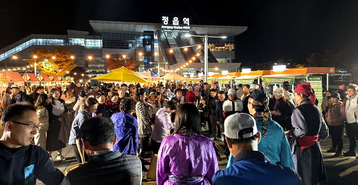 [정읍=뉴시스] 정읍역 광장에서 주말마다 펼쳐지고 있는 '슈퍼푸드 페스티벌', 많은 수의 방문객들이 함께 축제를 즐기고 있다. *재판매 및 DB 금지