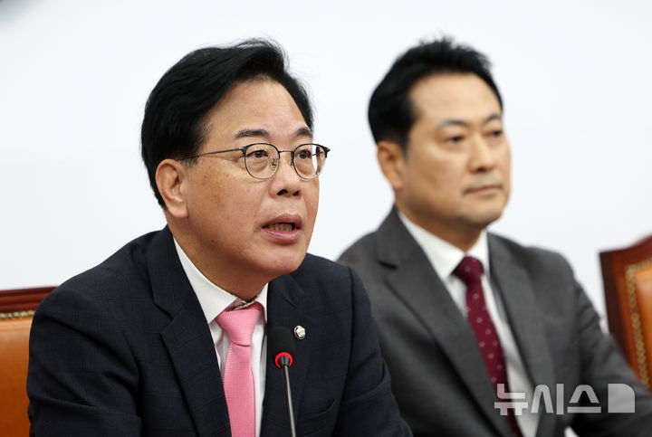 [서울=뉴시스] 김명년 기자 = 송언석 국민의힘 원내대표가 3일 오전 서울 여의도 국회에서 열린 최고위원회의에서 발언하고 있다. 2025.11.03. kmn@newsis.com