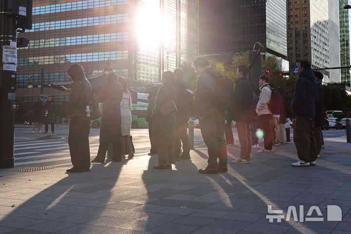 [서울=뉴시스] 권창회 기자 = 서울 종로구 광화문 네거리에서 직장인들이 출근하고 있다. 2025.11.03. kch0523@newsis.com