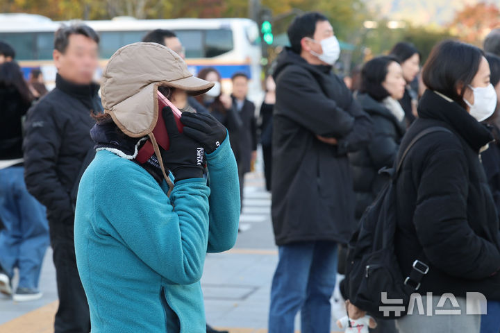[서울=뉴시스] 권창회 기자 = 서울 아침 최저기온이 1도까지 떨어지며 첫 한파특보가 발령된 3일 오전 서울 종로구 광화문 네거리에서 직장인들이 출근하고 있다. 2025.11.03. kch0523@newsis.com