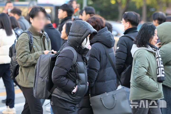 [서울=뉴시스] 권창회 기자 = 서울 아침 최저기온이 1도까지 떨어지며 첫 한파특보가 발령된 3일 오전 서울 종로구 광화문 네거리에서 직장인들이 출근하고 있다. 2025.11.03. kch0523@newsis.com