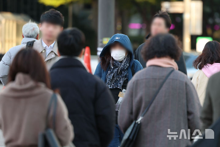 [서울=뉴시스] 권창회 기자 = 서울 아침 최저기온이 1도까지 떨어지며 첫 한파특보가 발령된 3일 오전 서울 종로구 광화문 네거리에서 직장인들이 출근하고 있다. 2025.11.03. kch0523@newsis.com