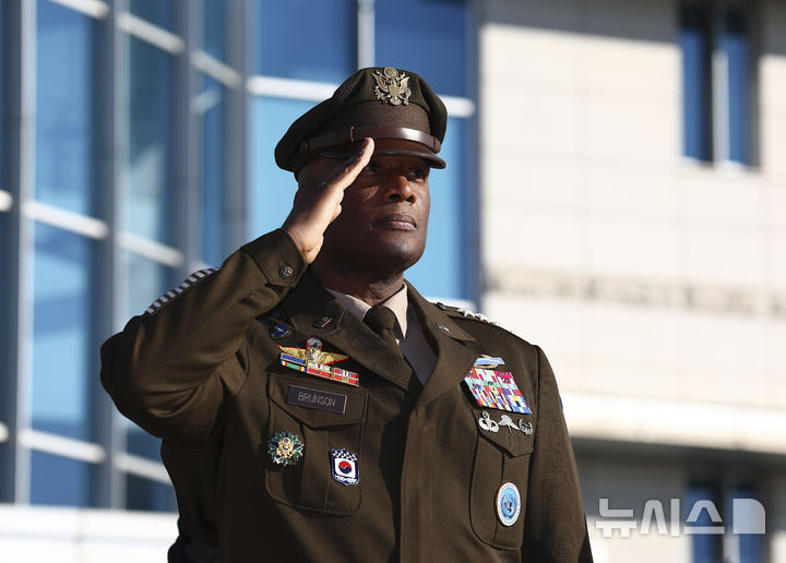 [서울=뉴시스] 김근수 기자 = 제이비어 브런슨 한미연합군사령부 사령관이 지난해 11월 3일 서울 용산구 국방부 연병장에서 열린 제50차 한미 군사위원회 회의 환영 의장행사에서 경례를 받고 있다. 2026.04.16. ks@newsis.com