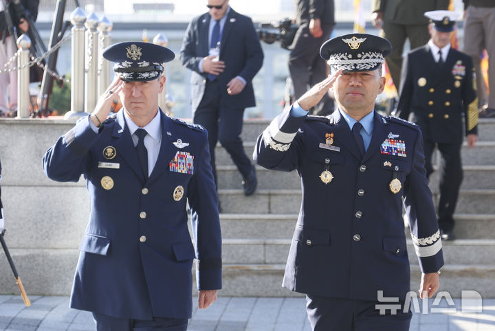 [서울=뉴시스] 김근수 기자 = 진영승 합동참모의장과 댄 케인 미국 합동참모의장이 3일 서울 용산구 국방부 연병장에서 열린 제50차 한미 군사위원회 회의 환영 의장행사를 마치고 회담장으로 이동하고 있다. 2025.11.03. ks@newsis.com