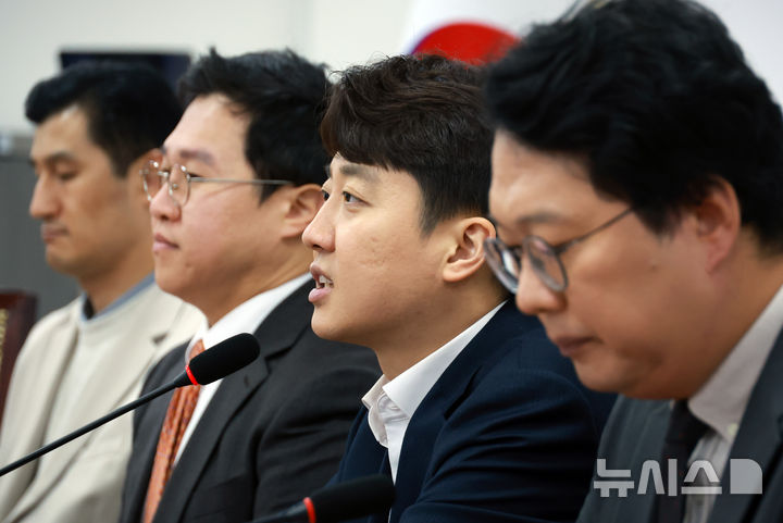 [서울=뉴시스] 고승민 기자 = 이준석 개혁신당 대표가 지난 3일 서울 여의도 국회에서 열린 최고위원회의에서 발언하고 있다. 2025.11.03. kkssmm99@newsis.com