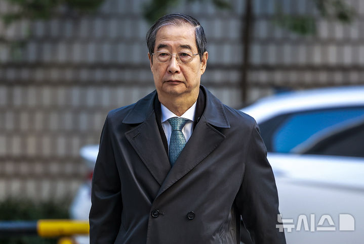 [서울=뉴시스] 정병혁 기자 = 한덕수 전 국무총리가3일 서울 서초구 서울중앙지방법원에서 열린 '내란방조·위증 등 혐의' 관련 5차 공판에 출석하고 있다. 2025.11.03. jhope@newsis.com