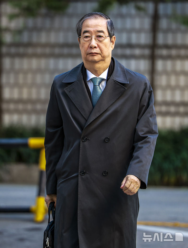 [서울=뉴시스] 정병혁 기자 = 한덕수 전 국무총리가3일 서울 서초구 서울중앙지방법원에서 열린 '내란방조·위증 등 혐의' 관련 5차 공판에 출석하고 있다. 2025.11.03. jhope@newsis.com