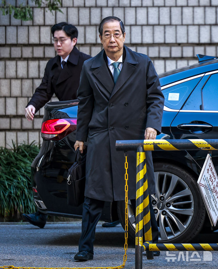 [서울=뉴시스] 정병혁 기자 = 한덕수 전 국무총리가3일 서울 서초구 서울중앙지방법원에서 열린 '내란방조·위증 등 혐의' 관련 5차 공판에 출석하고 있다. 2025.11.03. jhope@newsis.com