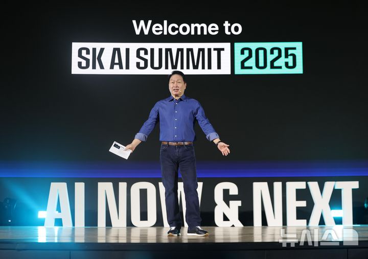 [서울=뉴시스] 홍효식 기자 = 최태원 SK그룹 회장이 3일 서울 강남구 코엑스 오디토리움에서 열린 'SK AI 서밋 2025' 키노트 세션에서 'AI Now & Next'를 주제로 기조연설을 하고 있다. (공동취재) 2025.11.03. photo@newsis.com