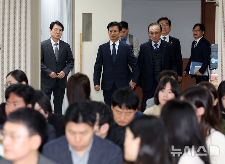 [서울=뉴시스] 배훈식 기자 = 이해찬 민주평화통일자문회의 수석부의장이 3일 오전 서울 중구 민주평통사무처에서 열린 취임식에 참석하고 있다. 2025.11.03. dahora83@newsis.com