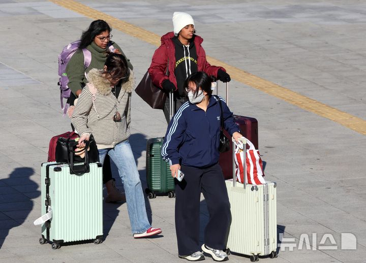 [부산=뉴시스] 하경민 기자 = 부산 동구 부산역에서 외국인 관광객들이 걸음을 재촉하고 있다. 2025.11.03. yulnetphoto@newsis.com