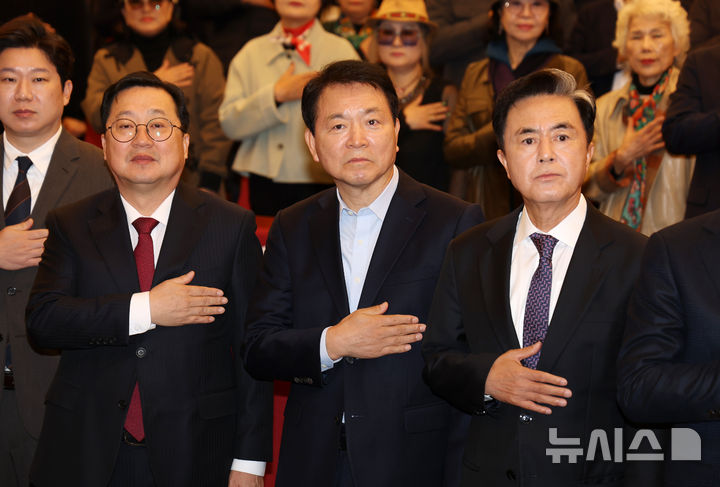 [서울=뉴시스] 김명년 기자 = 성일종(가운데) 국민의힘 의원이 3일 오전 서울 여의도 국회 도서관 대강당에서 열린 '대전충남 행정통합 국회 포럼'에서 김태흠(오른쪽) 충남도지사, 이장우(왼쪽) 대전시장과 국민의례하고 있다. 2025.11.03. kmn@newsis.com