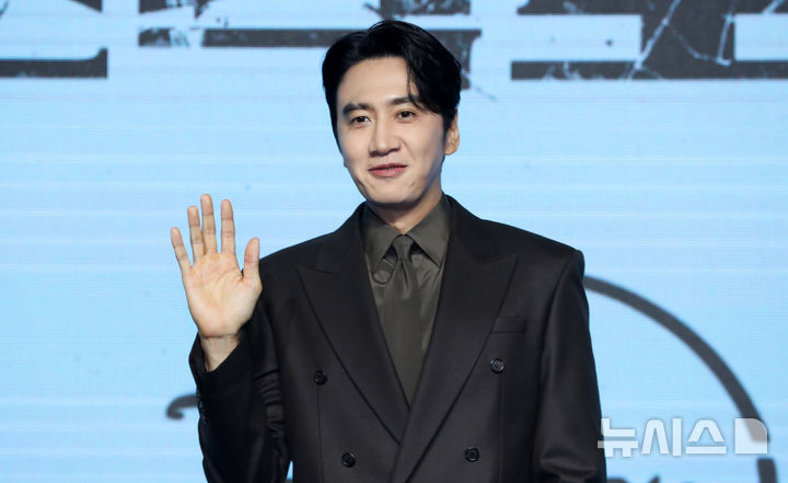 [서울=뉴시스] 김혜진 기자 = 배우 이광수가 3일 오전 서울 영등포구 콘래드 서울에서 열린 디즈니 플러스 오리지널 '조각도시' 제작발표회에서 포즈를 취하고 있다. 2025.11.03. jini@newsis.com