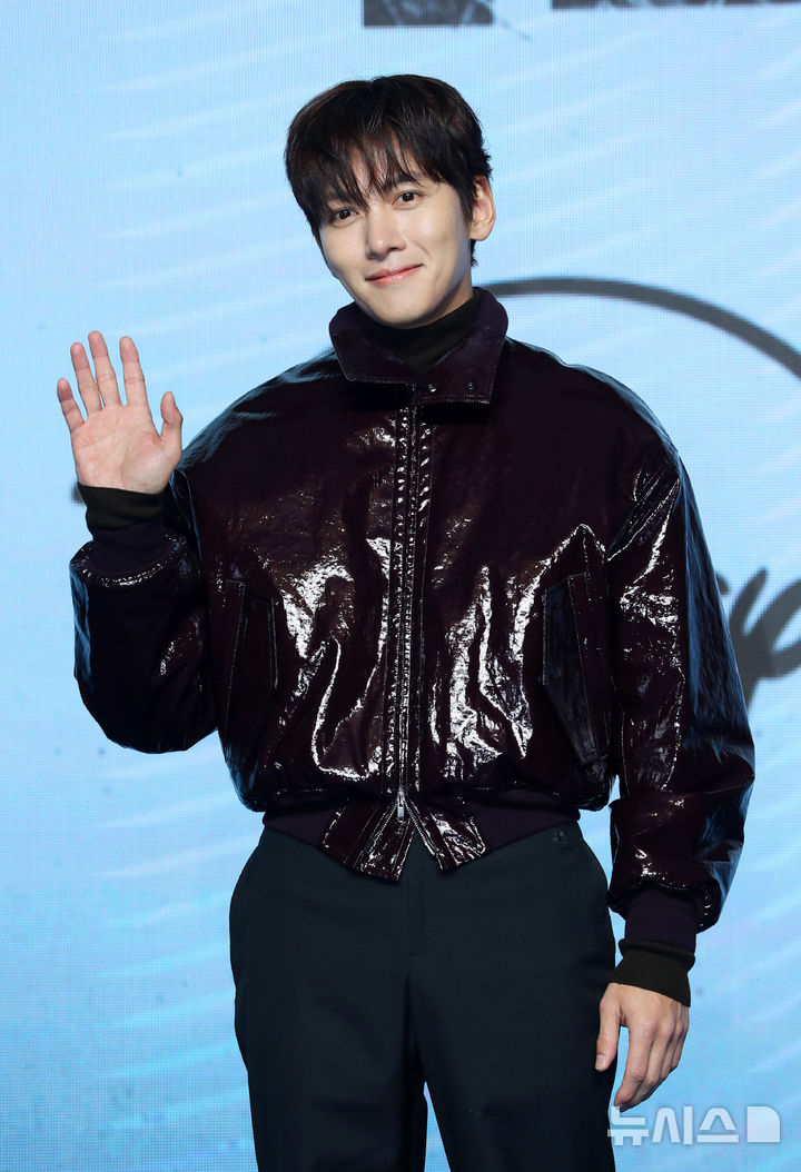 [서울=뉴시스] 김혜진 기자 = 배우 지창욱이 3일 오전 서울 영등포구 콘래드 서울에서 열린 디즈니 플러스 오리지널 '조각도시' 제작발표회에서 포즈를 취하고 있다. 2025.11.03. jini@newsis.com