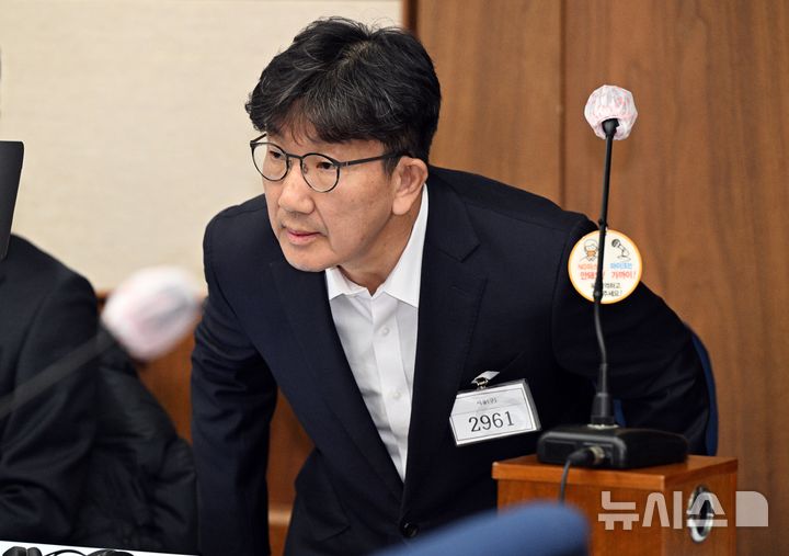 [서울=뉴시스] 사진공동취재단 = 권성동 국민의힘 의원이 3일 서울 서초동 서울중앙지법에서 통일교로부터 불법 정치자금을 수수한 혐의 사건 1차 공판에 출석하고 있다. 2025.11.03. photo@newsis.com
