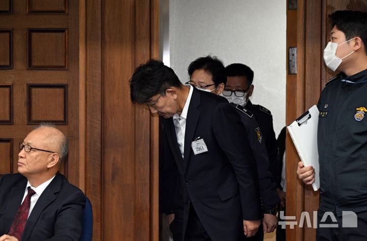 [서울=뉴시스] 사진공동취재단 = 권성동 국민의힘 의원이 3일 서울 서초동 서울중앙지법에서 통일교로부터 불법 정치자금을 수수한 혐의 사건 1차 공판에 출석하며 재판부에 인사하고 있다. 2025.11.03. photo@newsis.com
