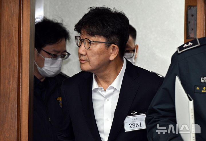 [서울=뉴시스] 사진공동취재단 = 권성동 국민의힘 의원이 지난 3일 서울 서초동 서울중앙지법에서 통일교로부터 불법 정치자금을 수수한 혐의 사건 1차 공판에 출석하고 있다. 2025.11.03. photo@newsis.com