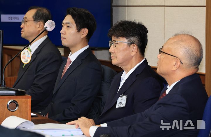 [서울=뉴시스] 사진공동취재단 = 권성동 국민의힘 의원이 지난달 3일 서울 서초동 서울중앙지법에서 통일교로부터 불법 정치자금을 수수한 혐의 사건 1차 공판에 출석해 있다. 2025.11.03. photo@newsis.com