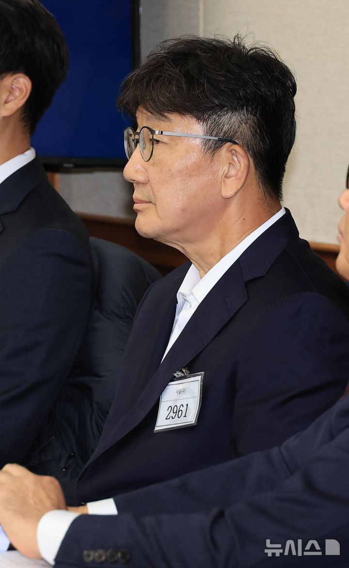 [서울=뉴시스] 사진공동취재단 = 권성동 국민의힘 의원이 3일 서울 서초동 서울중앙지법에서 통일교로부터 불법 정치자금을 수수한 혐의 사건 1차 공판에 출석해 있다. 2025.11.03. photo@newsis.com
