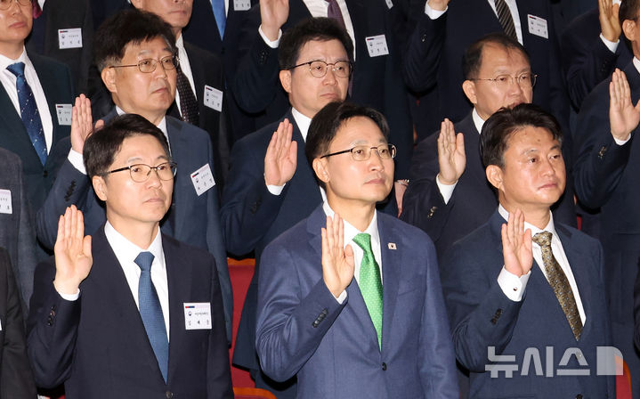 [세종=뉴시스] 강종민 기자 = 임광현 국세청장이 3일 세종시 정부세종2청사에서 열린 고액체납 추적 특별기동반 발대식에서 참석자들과 선서하고 있다. 2025.11.03. ppkjm@newsis.com