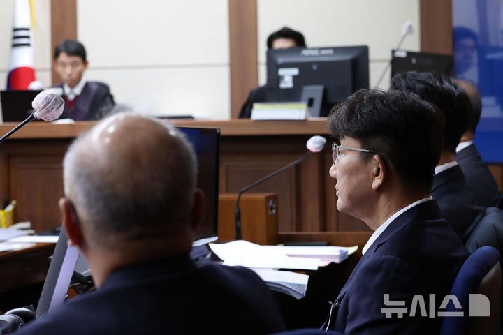 [서울=뉴시스] 사진공동취재단 = 권성동 국민의힘 의원이 3일 서울 서초동 서울중앙지법에서 통일교로부터 불법 정치자금을 수수한 혐의 사건 1차 공판에 출석해 있다. 2025.11.03. photo@newsis.com