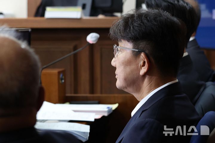 [서울=뉴시스] 사진공동취재단 = 권성동 국민의힘 의원이 지난달 3일 서울 서초동 서울중앙지법에서 통일교로부터 불법 정치자금을 수수한 혐의 사건 1차 공판에 출석해 있다. 2025.11.03. photo@newsis.com