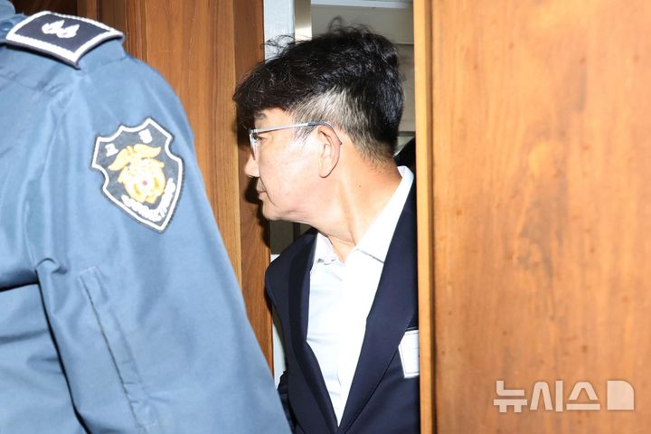 [서울=뉴시스] 사진공동취재단 = 권성동 국민의힘 의원이 지난달 3일 서울 서초동 서울중앙지법에서 통일교로부터 불법 정치자금을 수수한 혐의 사건 1차 공판에 출석하고 있다. 2025.11.03. photo@newsis.com