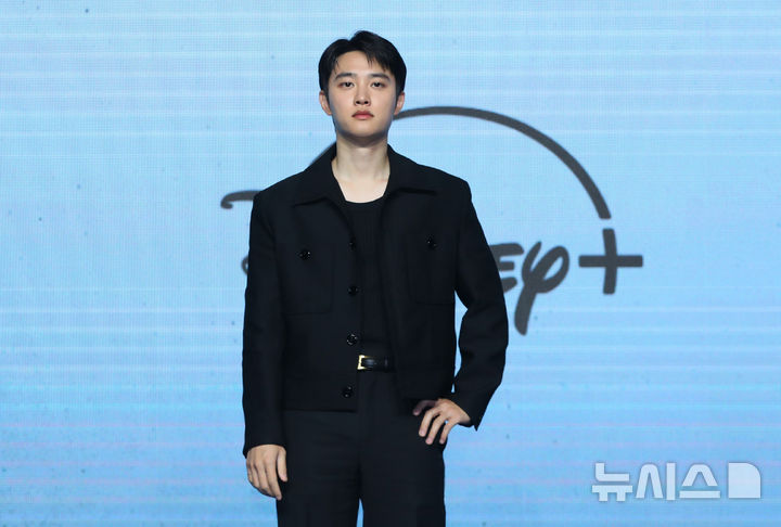 [서울=뉴시스] 김혜진 기자 = 배우 도경수가 3일 오전 서울 영등포구 콘래드 서울에서 열린 디즈니 플러스 오리지널 '조각도시' 제작발표회에서 포즈를 취하고 있다. 2025.11.03. jini@newsis.com