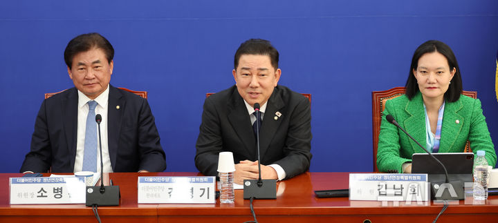 [서울=뉴시스] 김금보 기자 = 김병기 더불어민주당 원내대표가 3일 오전 서울 여의도 국회에서 열린 더불어민주당 회복과 성장을 위한 정년연장특별위원회 제1차 본위원회의에서 발언을 하고 있다. 2025.11.03. kgb@newsis.com