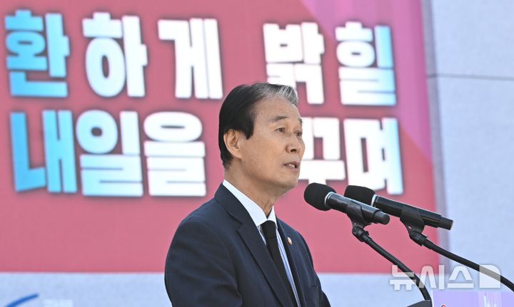 [광주=뉴시스] 이현행 기자 = 권오을 국가보훈부 장관이 3일 오전 광주 서구 화정동 학생독립운동기념탑 앞에서 열린 제96주년 학생독립운동기념식에서 기념사를 하고 있다. 2025.11.03. lhh@newsis.com