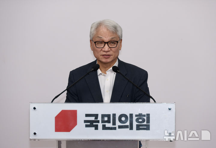 [서울=뉴시스] 김명년 기자 = 여상원 국민의힘 윤리위원장이 3일 오전 서울 여의도 국민의힘 중앙당사에서 브리핑하고 있다. 2025.11.03. kmn@newsis.com