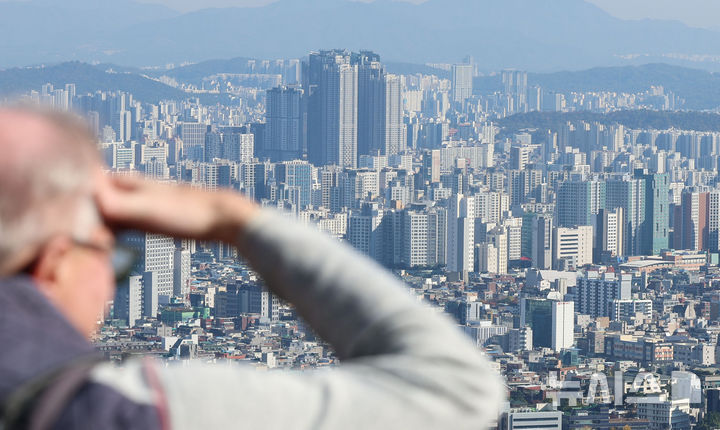 [서울=뉴시스] 권창회 기자 = 3일 서울 남산타워에서 바라본 시내 아파트단지 모습. 2025.11.03. kch0523@newsis.com