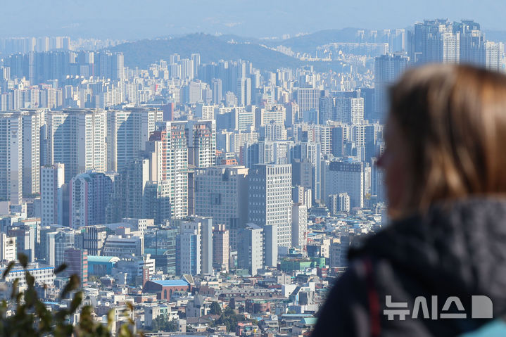 [서울=뉴시스] 권창회 기자 = 서울 남산타워에서 바라본 시내 아파트단지 모습. 2025.11.03. kch0523@newsis.com