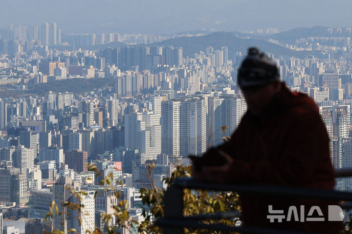 [서울=뉴시스] 권창회 기자 = 3일 서울 남산타워에서 바라본 시내 아파트단지 모습. 2025.11.03. kch0523@newsis.com