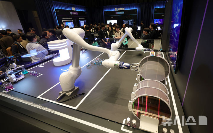 [서울=뉴시스] 홍효식 기자 = 3일 서울 강남구 코엑스에서 열린 'SK AI SUMMIT 2025'에 AI와 제조 분야의 융합 플랫폼이 전시되어 있다. 2025.11.03. yesphoto@newsis.com