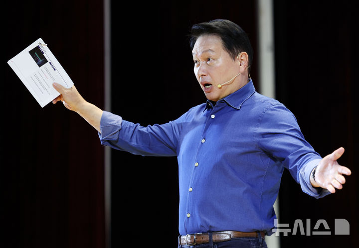 [서울=뉴시스] 홍효식 기자 = 최태원 SK그룹 회장이 3일 서울 강남구 코엑스에서 열린 'SK AI SUMMIT 2025'에서 Al NOW & NEXT를 주제로 기조연설하고 있다. 2025.11.03. yesphoto@newsis.com