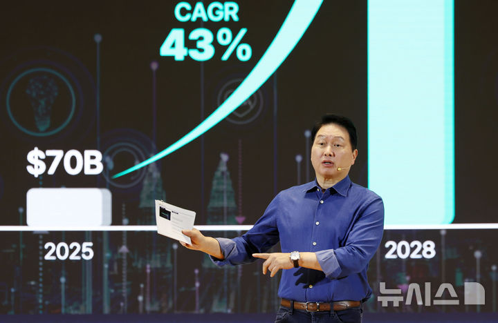 [서울=뉴시스] 홍효식 기자 = 최태원 SK그룹 회장이 3일 서울 강남구 코엑스에서 열린 'SK AI SUMMIT 2025'에서 Al NOW & NEXT를 주제로 기조연설하고 있다. 2025.11.03. yesphoto@newsis.com