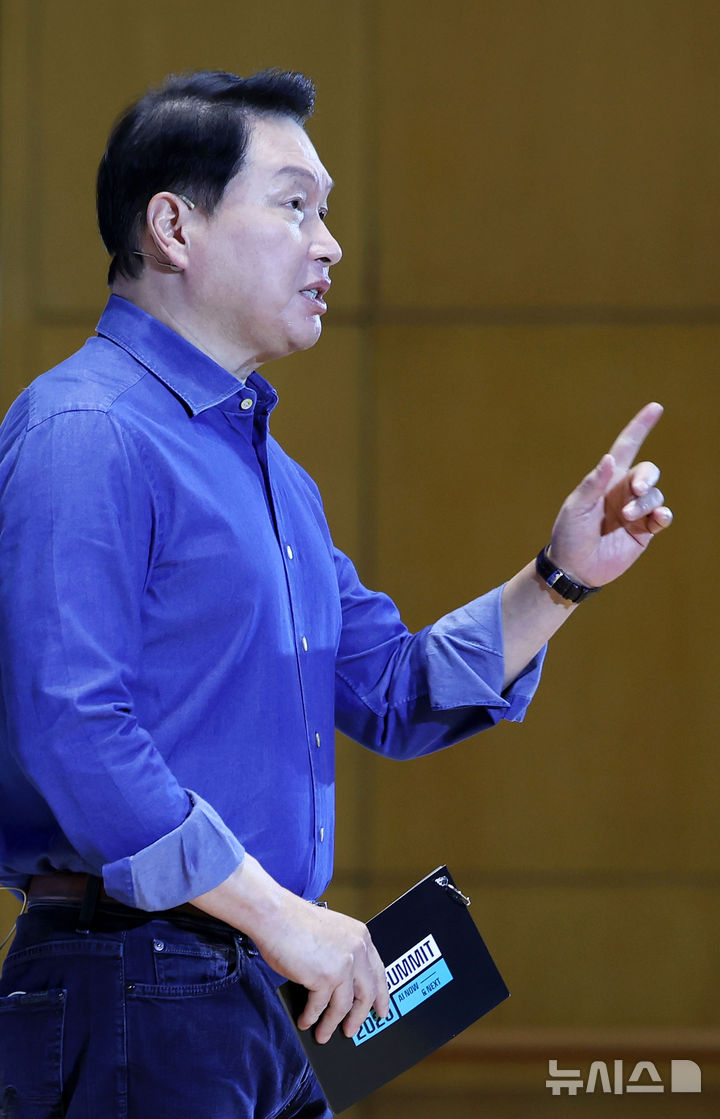 [서울=뉴시스] 홍효식 기자 = 최태원 SK그룹 회장이 3일 서울 강남구 코엑스에서 열린 'SK AI SUMMIT 2025'에서 Al NOW & NEXT를 주제로 기조연설하고 있다. 2025.11.03. yesphoto@newsis.com