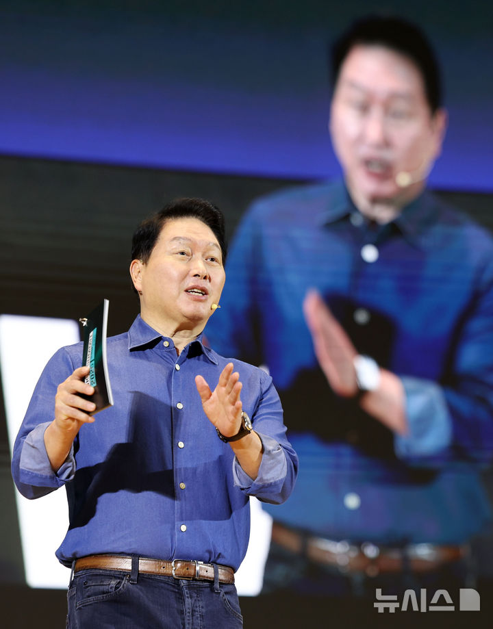 [서울=뉴시스] 홍효식 기자 = 최태원 SK그룹 회장이 3일 서울 강남구 코엑스에서 열린 'SK AI SUMMIT 2025'에서 Al NOW & NEXT를 주제로 기조연설하고 있다. 2025.11.03. yesphoto@newsis.com