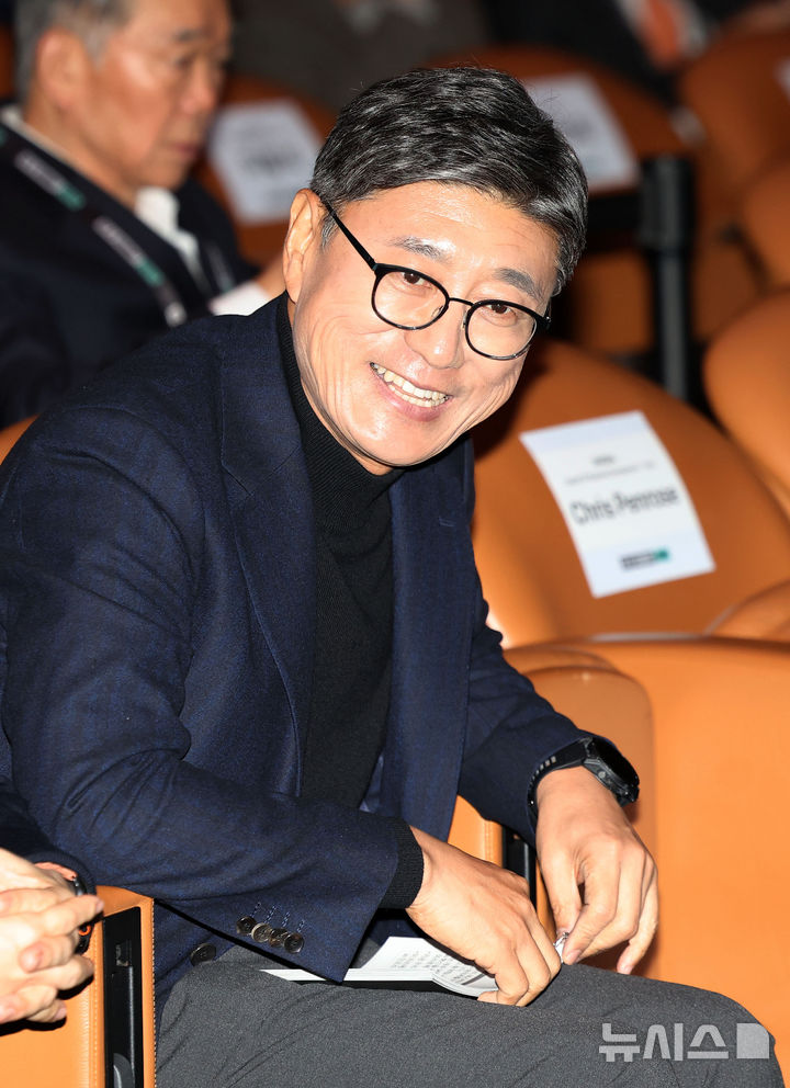 [서울=뉴시스] 홍효식 기자 = 정재헌 SK텔레콤 CEO가 3일 서울 강남구 코엑스에서 열린 'SK AI SUMMIT 2025'에 참석해 웃고 있다. 2025.11.03. yesphoto@newsis.com