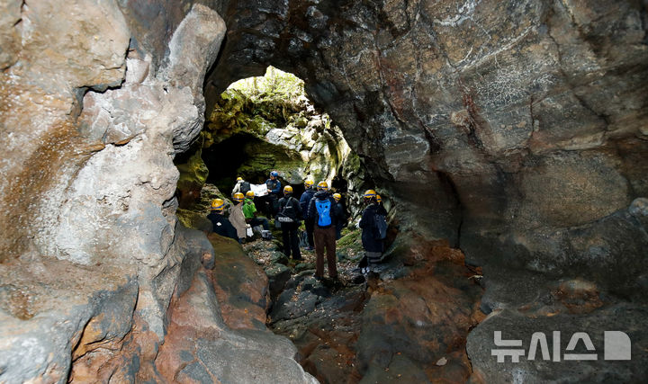 [제주=뉴시스] 우장호 기자 = 3일 국가유산 방문의 해를 맞아 제주 한라산 구린굴이 제주도 세계유산본부 안내로 언론에 특별공개됐다. 한라산 관음사 탐방로 인근 해발 700m에 위치한 구린굴은 2만년 전 백록담 분출과정에서 한라산 북사면을 따라 흘러내린 용암류로 형성된 동굴이다. 사진은 이날 오전 구린굴 내부 모습. 2025.11.03. woo1223@newsis.com