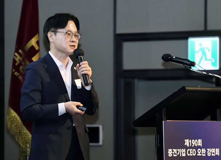 [서울=뉴시스] 김근수 기자 = 김정관 산업통상부 장관이 3일 오후 서울 용산구 하얏트호텔에서 열린 중견기업 CEO 및 임원 등 관계자 100여명이 참석한 가운데 열린 '제190회 중견기업 CEO 오찬 강연회'에 참석해 강연하고 있다. (사진= 산업통상자원부 제공) 2025.11.03. photo@newsis.com *재판매 및 DB 금지