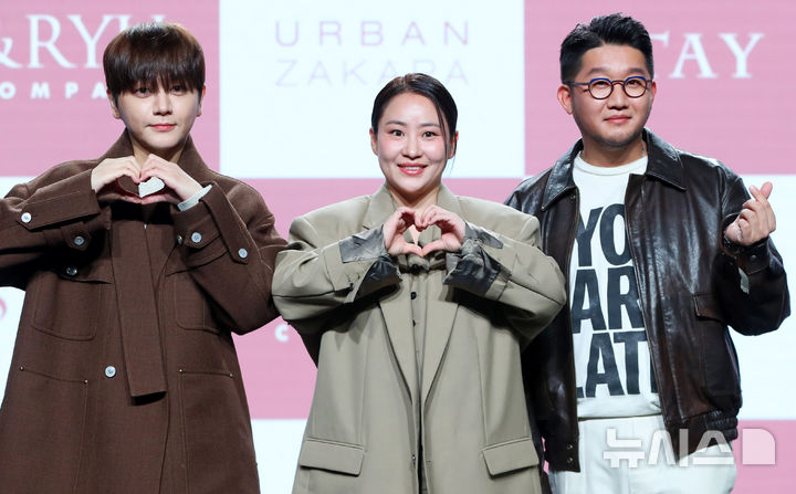 [서울=뉴시스] 김혜진 기자 = 그룹 어반자카파(왼쪽부터 권순일, 조현아, 박용인)가 3일 오후 서울 강남구 일지아트홀에서 열린 새 EP 앨범 'STAY' 발매 기념 음감회에서 포즈를 취하고 있다. 2025.11.03. jini@newsis.com