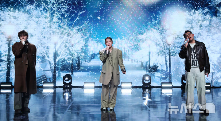 [서울=뉴시스] 김혜진 기자 = 그룹 어반자카파가 3일 오후 서울 강남구 일지아트홀에서 열린 새 EP 앨범 'STAY' 발매 기념 음감회에서 무대를 선보이고 있다. 2025.11.03. jini@newsis.com